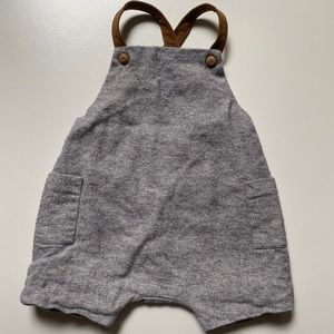 Zara jumpsuit 9-12 months runs small. Never worn.